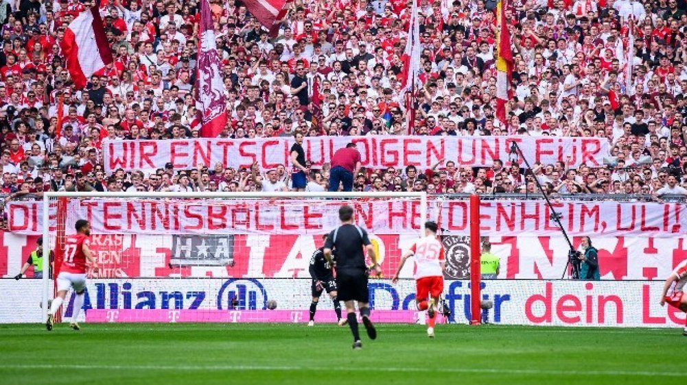 Bayern-Fans verspotten Hoeneß mit sarkastischem Banner