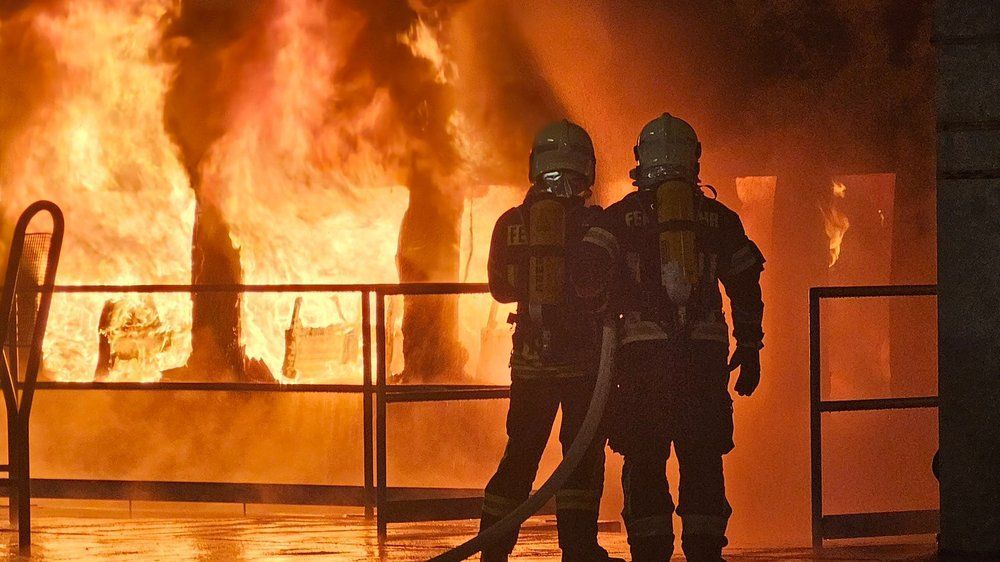 Flammeninferno in Berlin: Zug brennt lichterloh an Bahnhof Ahrensfelde