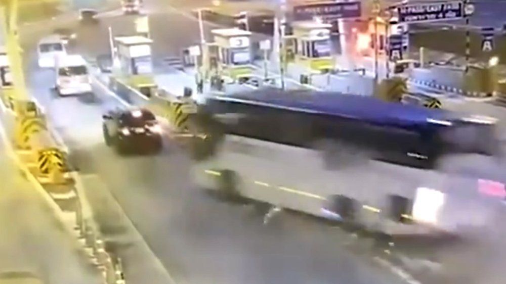 Reisebus kracht ungebremst in Mautstelle