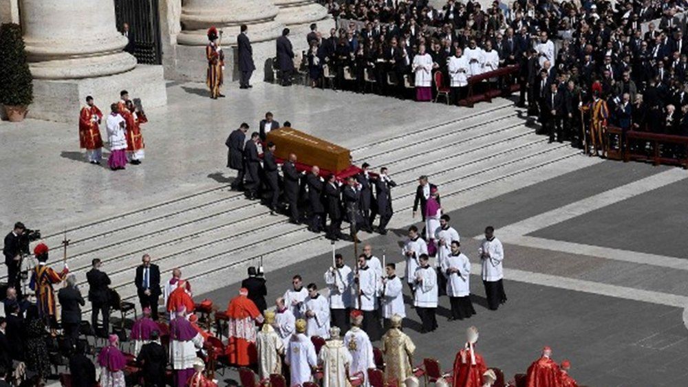 Video: Trauerfeier für Papst Franziskus: 200.000 Menschen nehmen Abschied