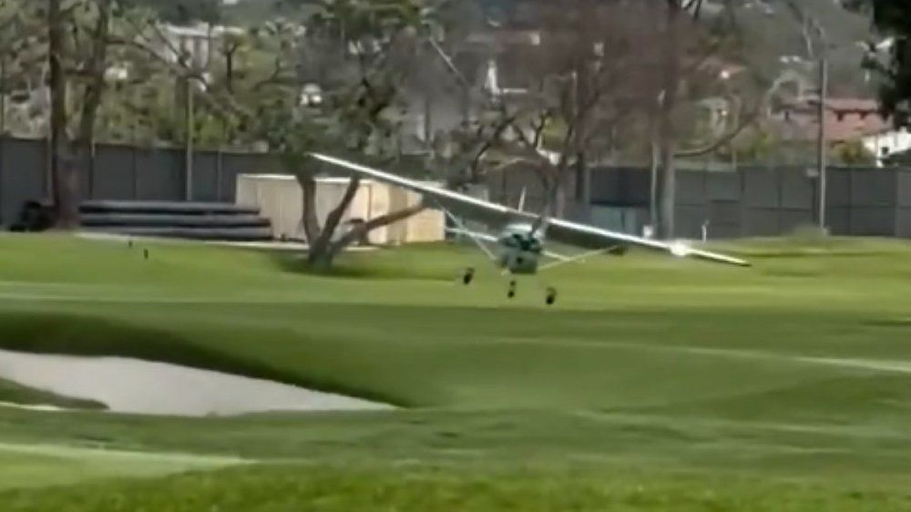 Video: Dramatische Notlandung: Kleinflugzeug schrammt über Golfplatz