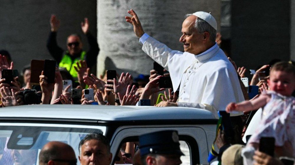 Video: Papst Leo XIV. macht erste Rundfahrt im Papamobil