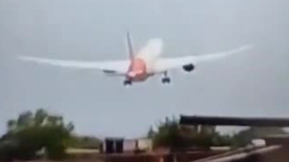 Video: Auf dem Weg nach London: Passagierflugzeug abgestürzt