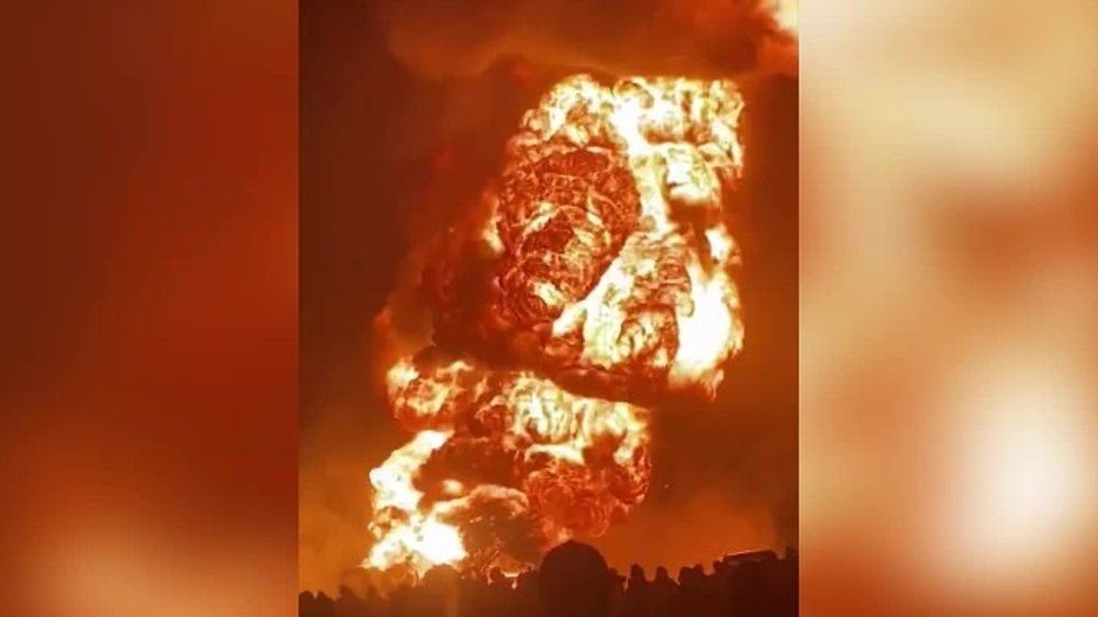 Video: Riesige Flammen: Tanklaster explodiert