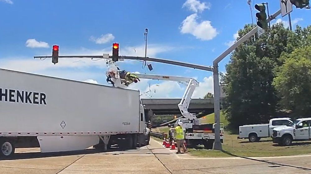 Video: Arbeiter repariert Ampel - Lastwagen rammt ihn