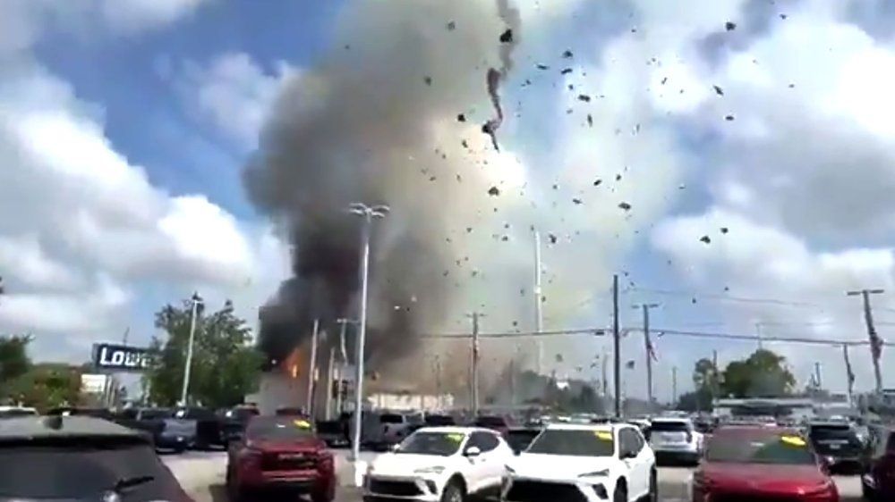 Video: Auto rammt Tierklinik und löst Gasexplosion aus