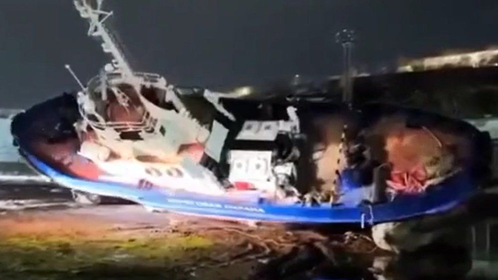 Video: Bei Nacht- und Nebel-Aktion: Schiff kippt auf dem Trockenen um