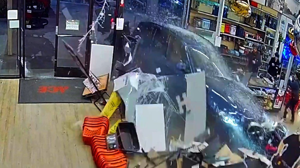 Video: Auto kracht in Baumarkt und geht in Flammen auf