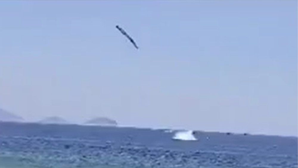 Video: Ultraleichtflugzeug stürzt vor der Copacabana ins Meer