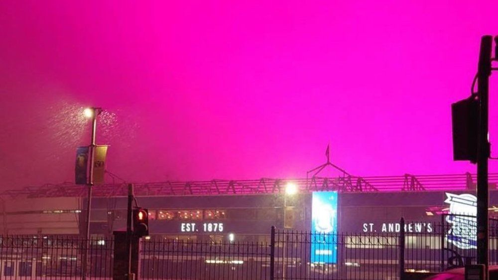 Video: Pinker Himmel: Fußballstadion bringt Birmingham zum Leuchten