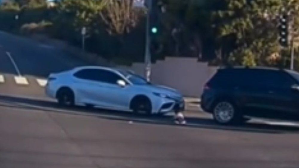 Video: Mitten auf der Kreuzung: Kleinkind fällt aus Auto