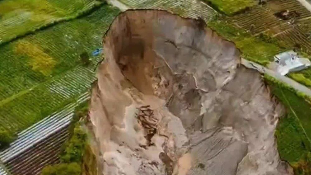 Video: Riesiges Senkloch verschlingt Ackerland