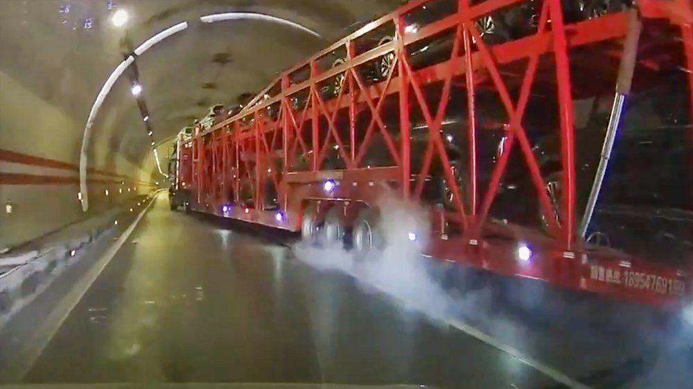 Video: Schreck im Tunnel: Autotransporter schert plötzlich aus