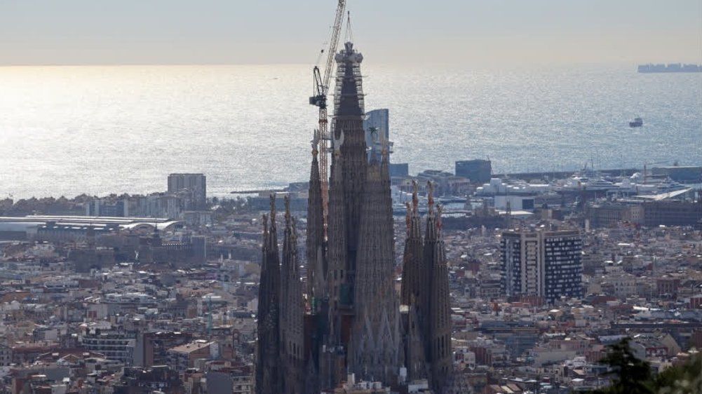 Video: Mit 172,5 Metern: Höchster Kirchturm der Welt fertiggestellt