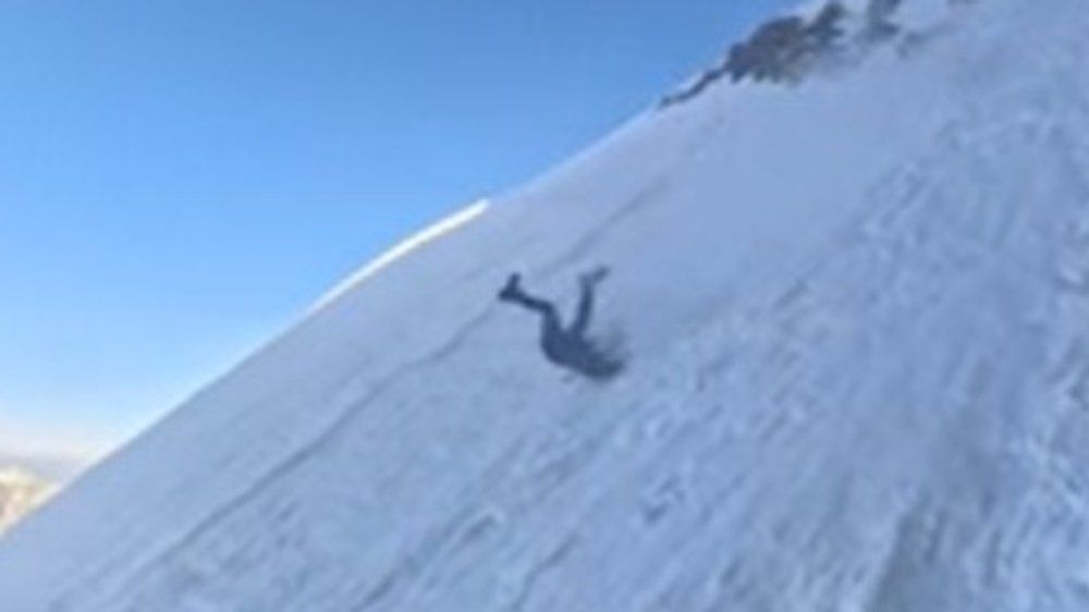 Video: Bergsteiger rutscht Hang hinunter und überschlägt sich mehrfach