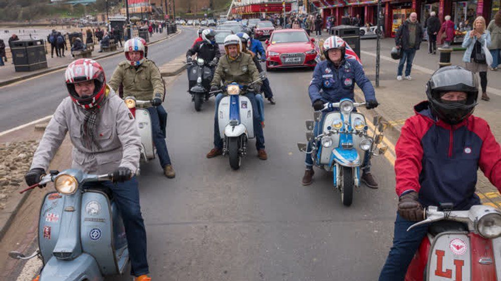 Video: Scooter-Spektakel in Scarborough zieht zahlreiche Fans an