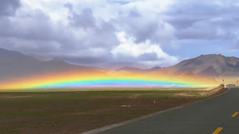 Video: Seltenes Phänomen: Bodennaher Regenbogen begeistert Autofahrer