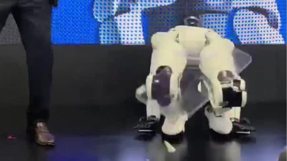Video: Clip geht viral: Roboter bricht auf der Bühne zusammen