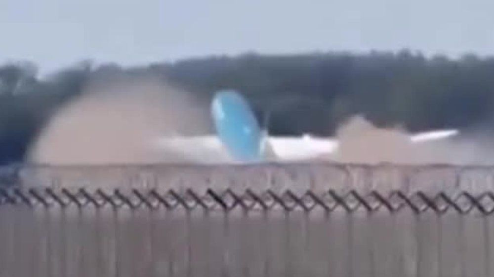 Video: Flugzeug verpasst Ende der Startbahn und verliert Teile bei Landung