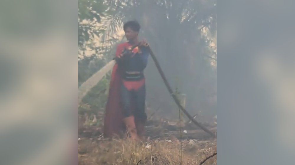 Video: Teenager im Superman-Kostüm kämpft gegen Waldbrände