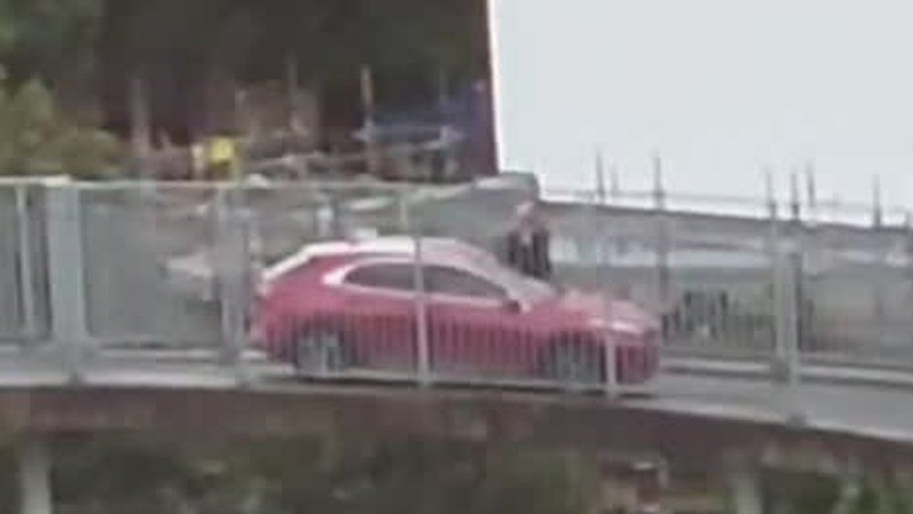 Video: Auto verirrt sich auf enge Fußgängerbrücke
