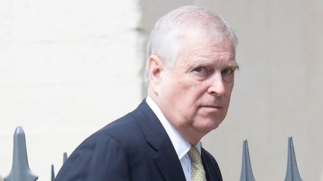 Video: Charles verliert keine Zeit: Andrew bereits aus dem Adelsverzeichnis gestrichen