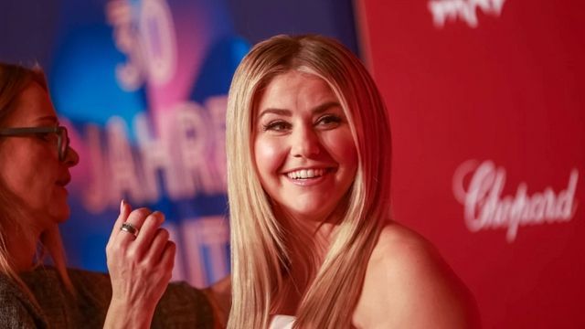 Video: Beatrice Egli raubt Fans in durchsichtigem Glitzer-Kleid den Atem