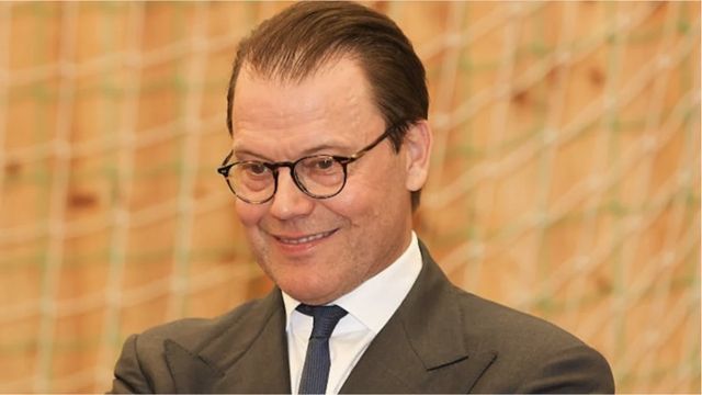 Prinz Daniel zeigt sich bei Stiftungs-Termin im Rollstuhl