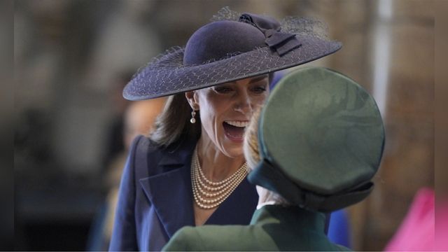 Kate & Anne lachen über missglückte Begrüßung