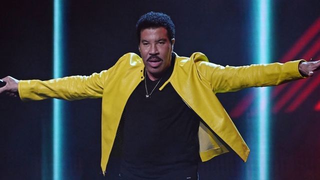 Video: Lionel Richie nach Konzert auf Intensivstation eingeliefert