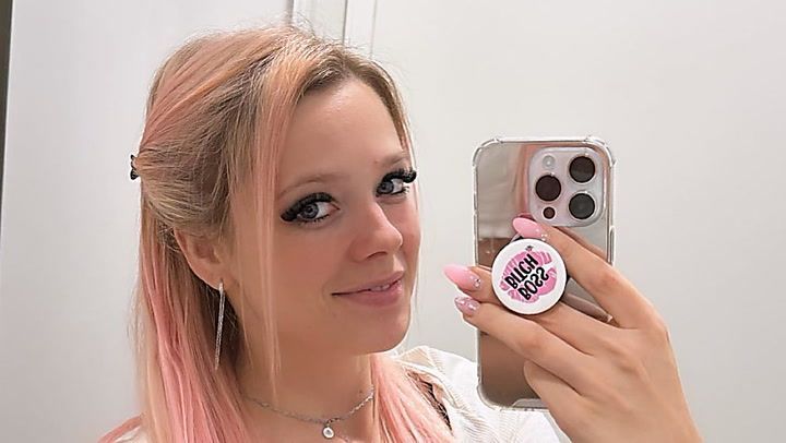 Anne Wünsche hat jetzt rosa Haare