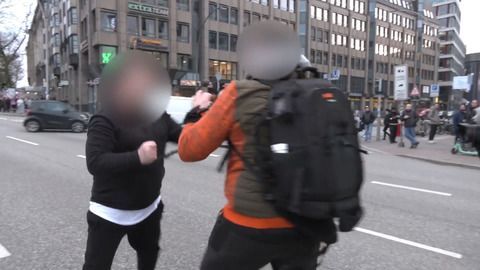 Während Klima-Blockade: Autofahrer schlägt auf Kameramann ein