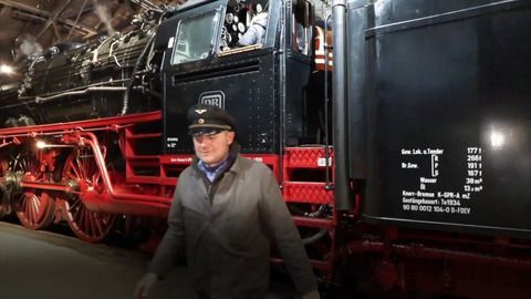 Über 80 Jahre alt und weit gereist: Eine Dampflok fährt ins Museum