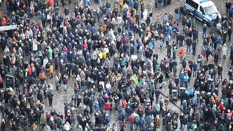 Protest gegen rechts: Mehr als 300 000 Menschen auf der Straße