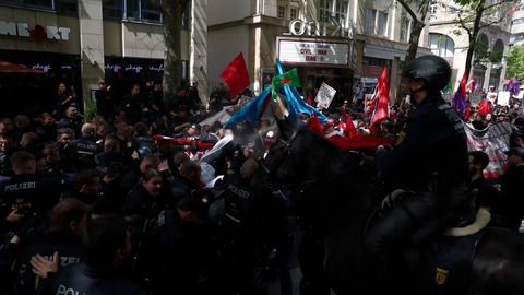 Gewaltvolle Szenen in Stuttgart: Einsatzkräfte angegriffen - Polizei stoppt Demo