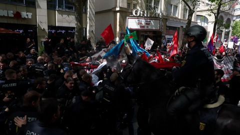 Violent scenes in Stuttgart: emergency services attacked - police stop demo