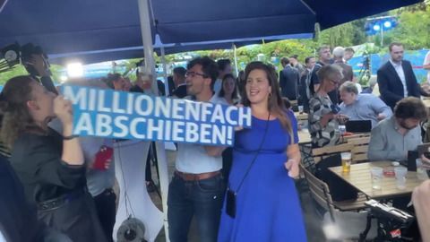 AfD-Wahlparty mit Abschiebe-Lied - Protestdemonstration