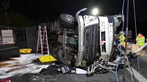 Nordbayern: Lkw auf die Seite gekippt - Fahrer tot