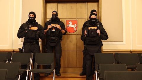 Gepanzerte Fahrzeuge und Fußfesseln: Prozess gegen Automatensprenger in Osnabrück