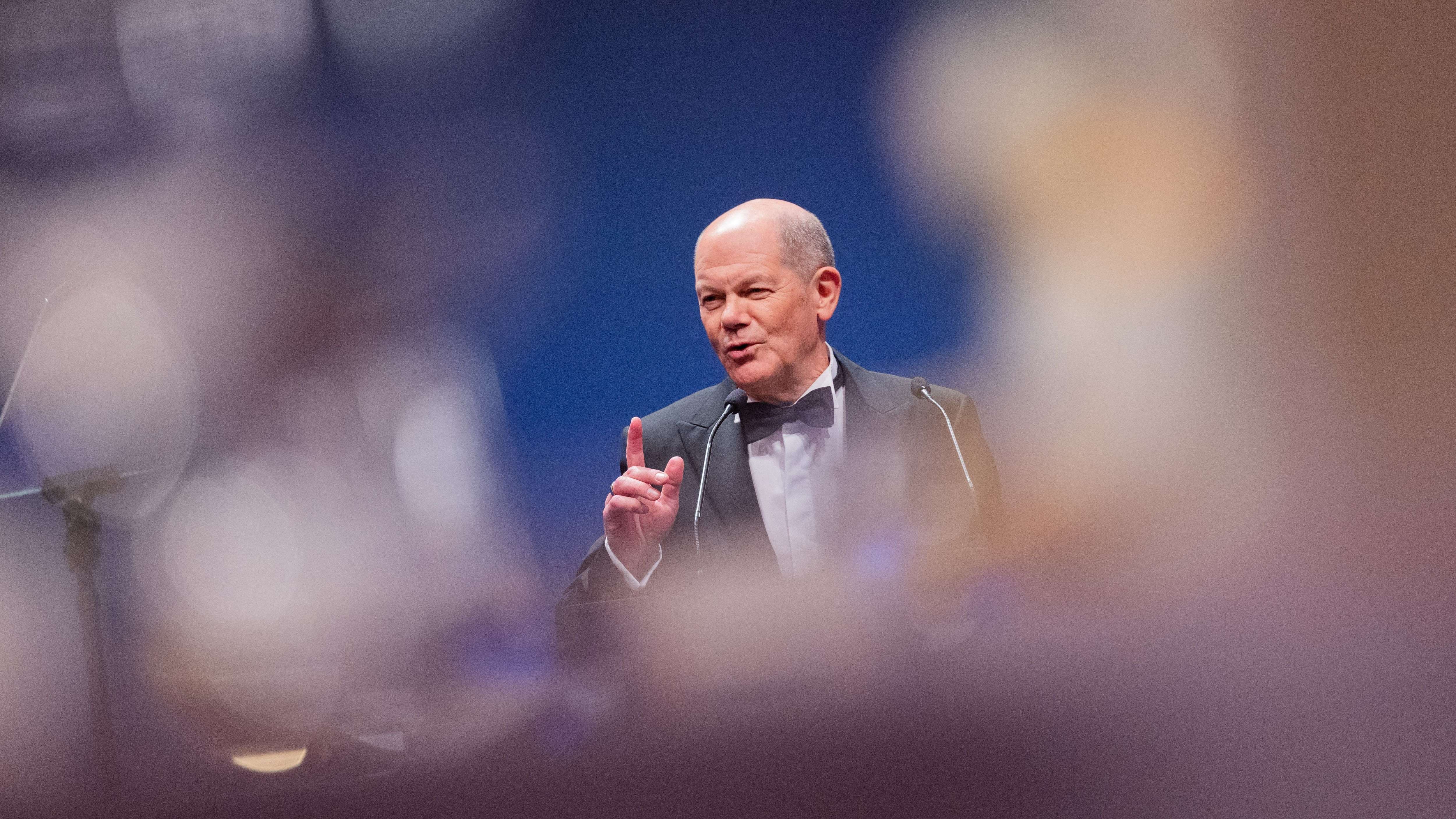 Scholz überrascht Zuhörer: Kanzler hält erste Büttenrede seines Lebens