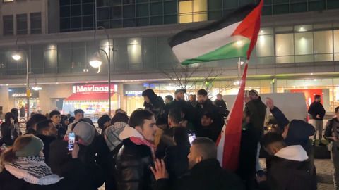 Gaza-Deal: Spontaner Jubel in Berlin-Neukölln