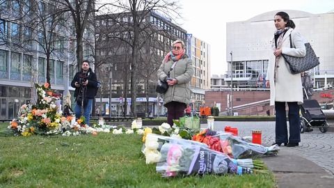 Trauernde in Mannheim legen Blumen nieder