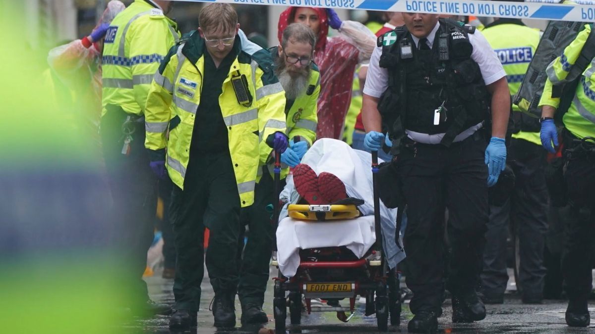 Auto fährt in Liverpool-Fans: Suche nach Hintergründen