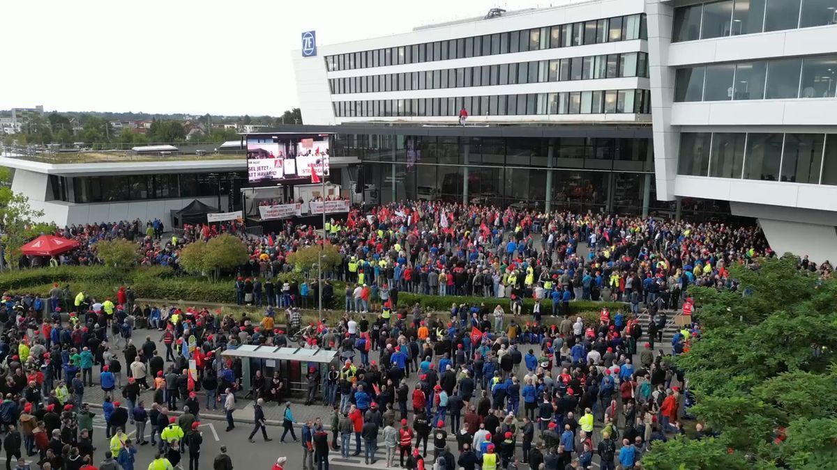 Autozulieferer ZF: Tausende Menschen protestieren gegen Job-Abbau