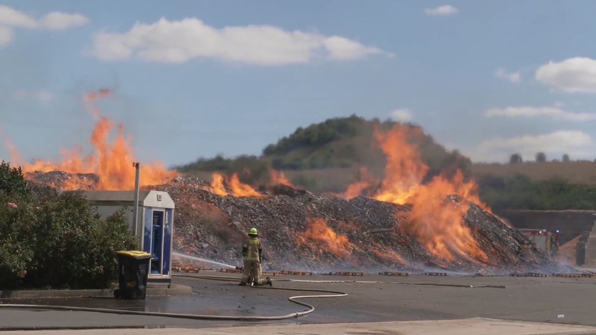 Brennende Holzpaletten bei Recyclingfirma in Plaidt: Fenster und Türen geschlossen halten
