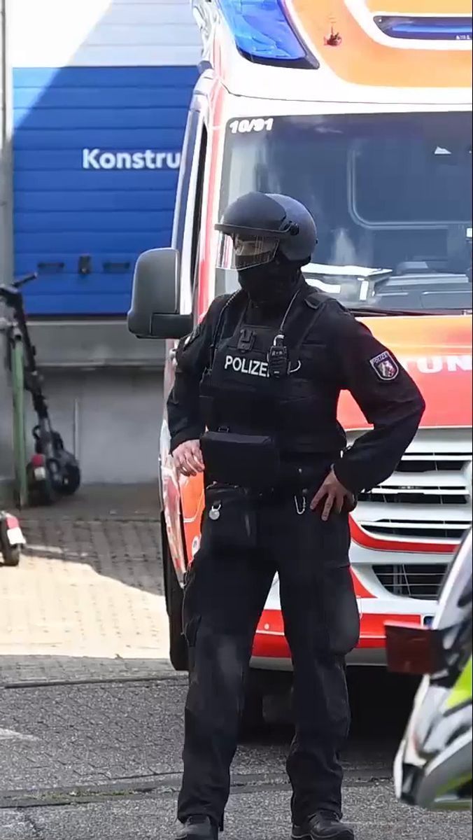 Polizeieinsatz an Berufskolleg in Essen – Lehrkraft verletzt