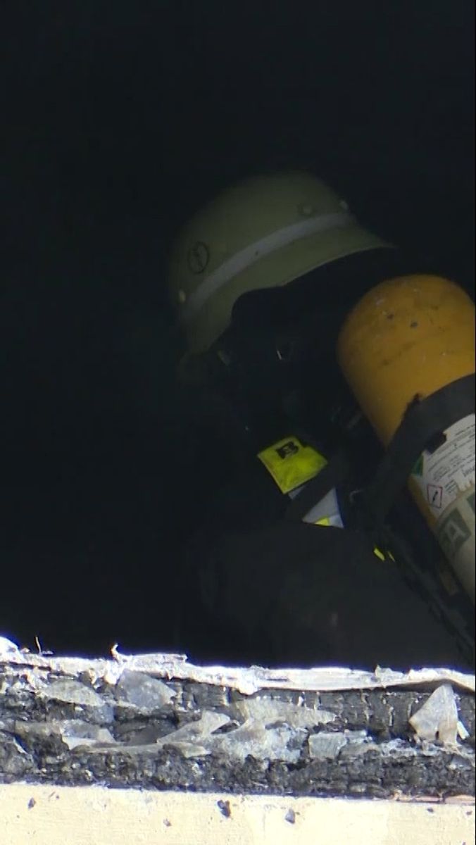 Video: Brand in Augsburger Mehrfamilienhaus: Bewohner müssen über Drehleitern gerettet werden