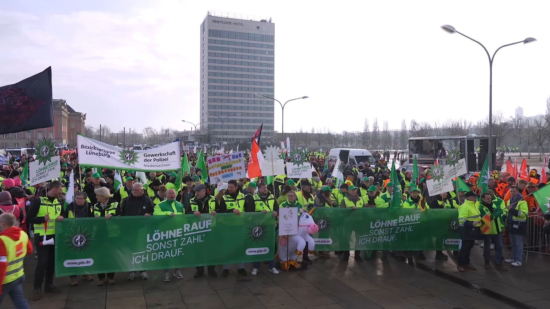 Video: Einigung im Tarifstreit: 5,8 Prozent mehr Geld für Beschäftigte der Länder
