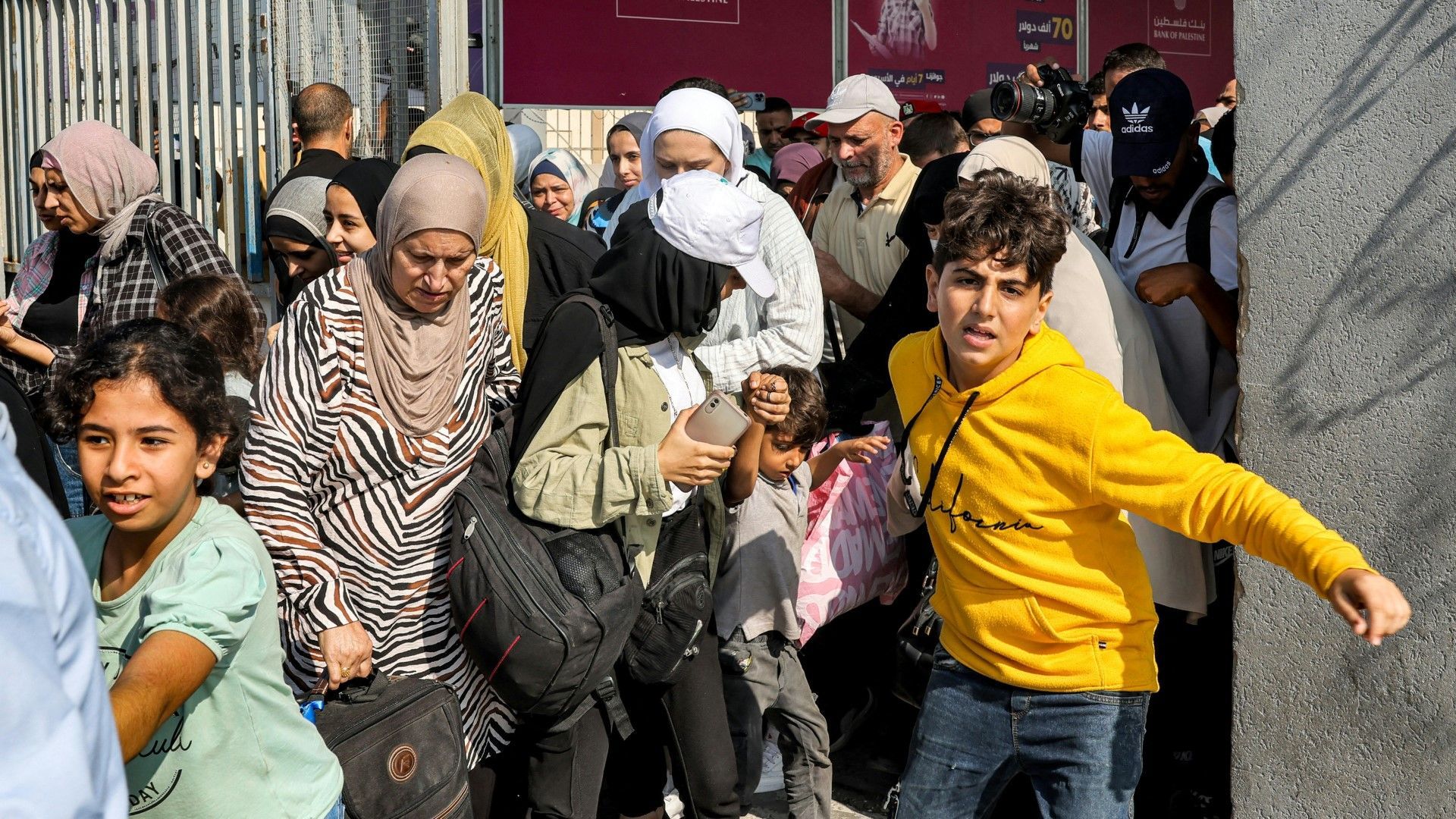 Erste Ausländer verlassen Gazastreifen in Richtung Ägypten