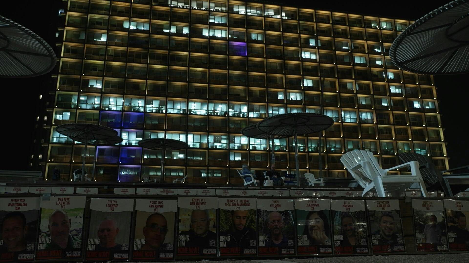 Israel: Tel Aviv city hall illuminated in yellow for New Year's Eve